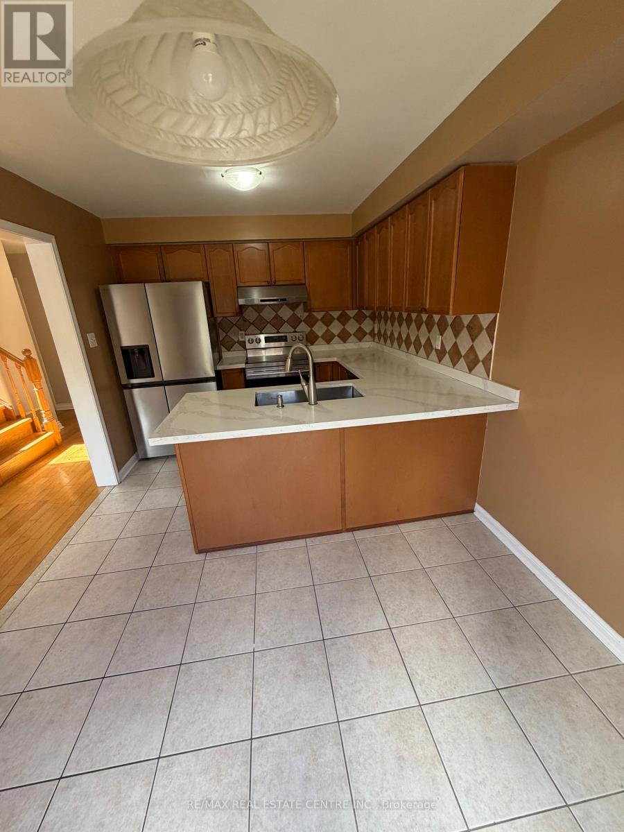 Upper - 17 Millcar Drive, Toronto, Ontario M1B 6J6 - Photo 11 - E13776204