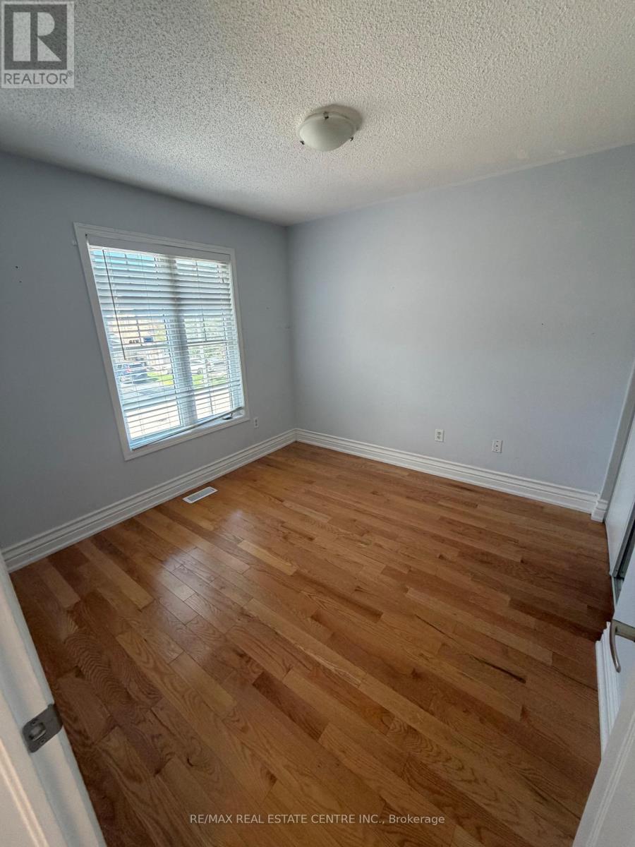 Upper - 17 Millcar Drive, Toronto, Ontario M1B 6J6 - Photo 14 - E13776204