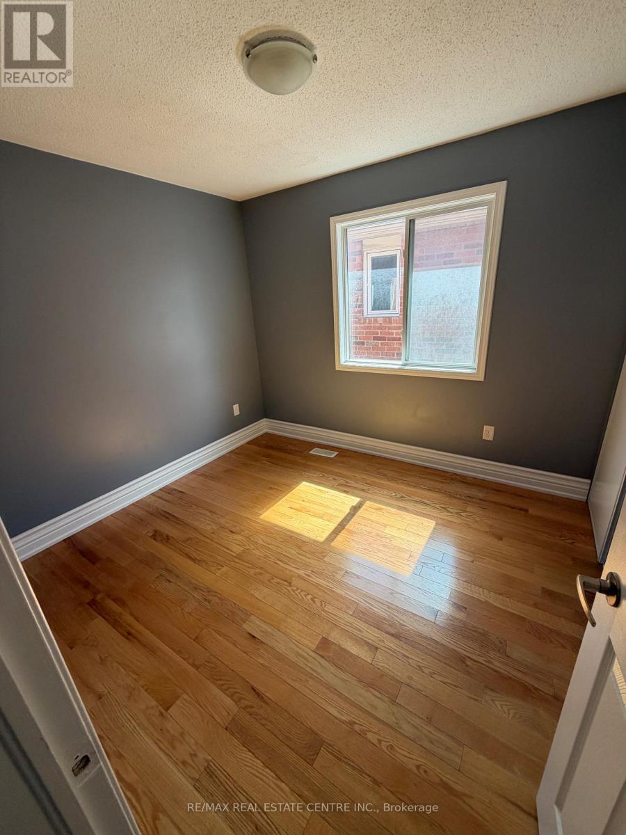 Upper - 17 Millcar Drive, Toronto, Ontario M1B 6J6 - Photo 15 - E13776204