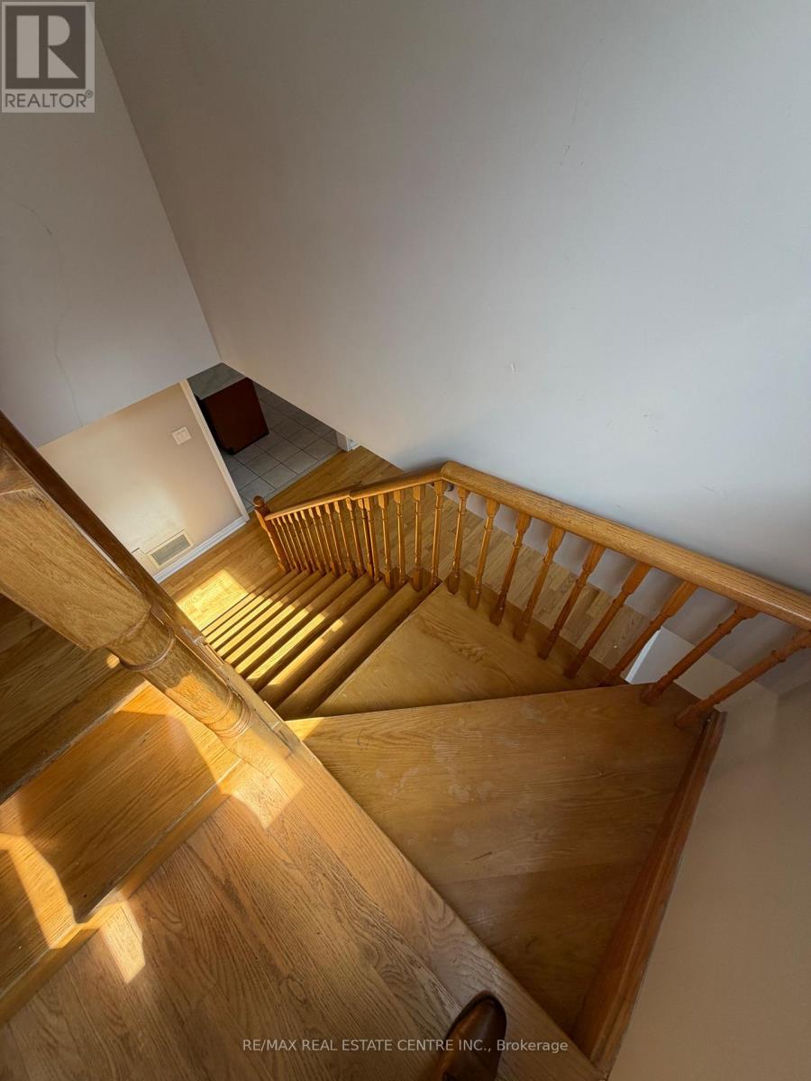Upper - 17 Millcar Drive, Toronto, Ontario M1B 6J6 - Photo 6 - E13776204