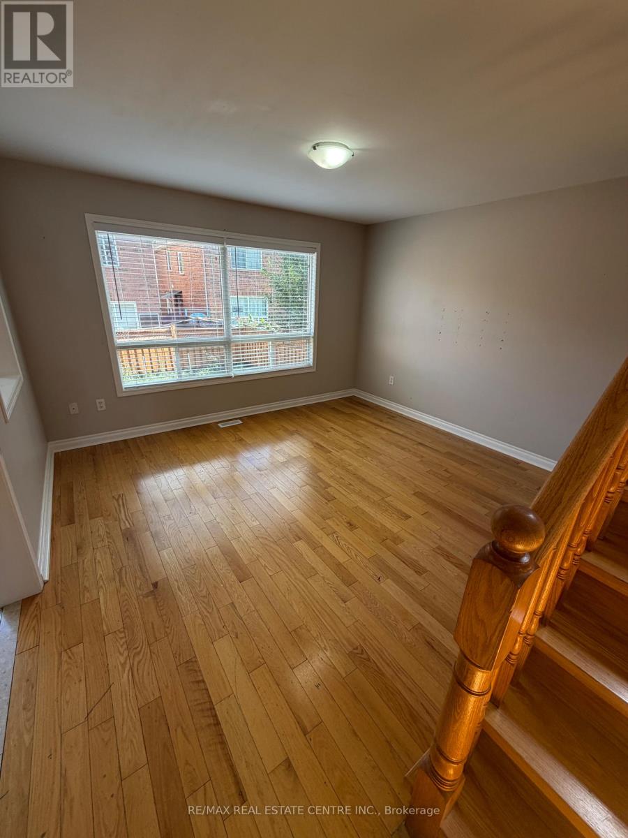 Upper - 17 Millcar Drive, Toronto, Ontario M1B 6J6 - Photo 7 - E13776204