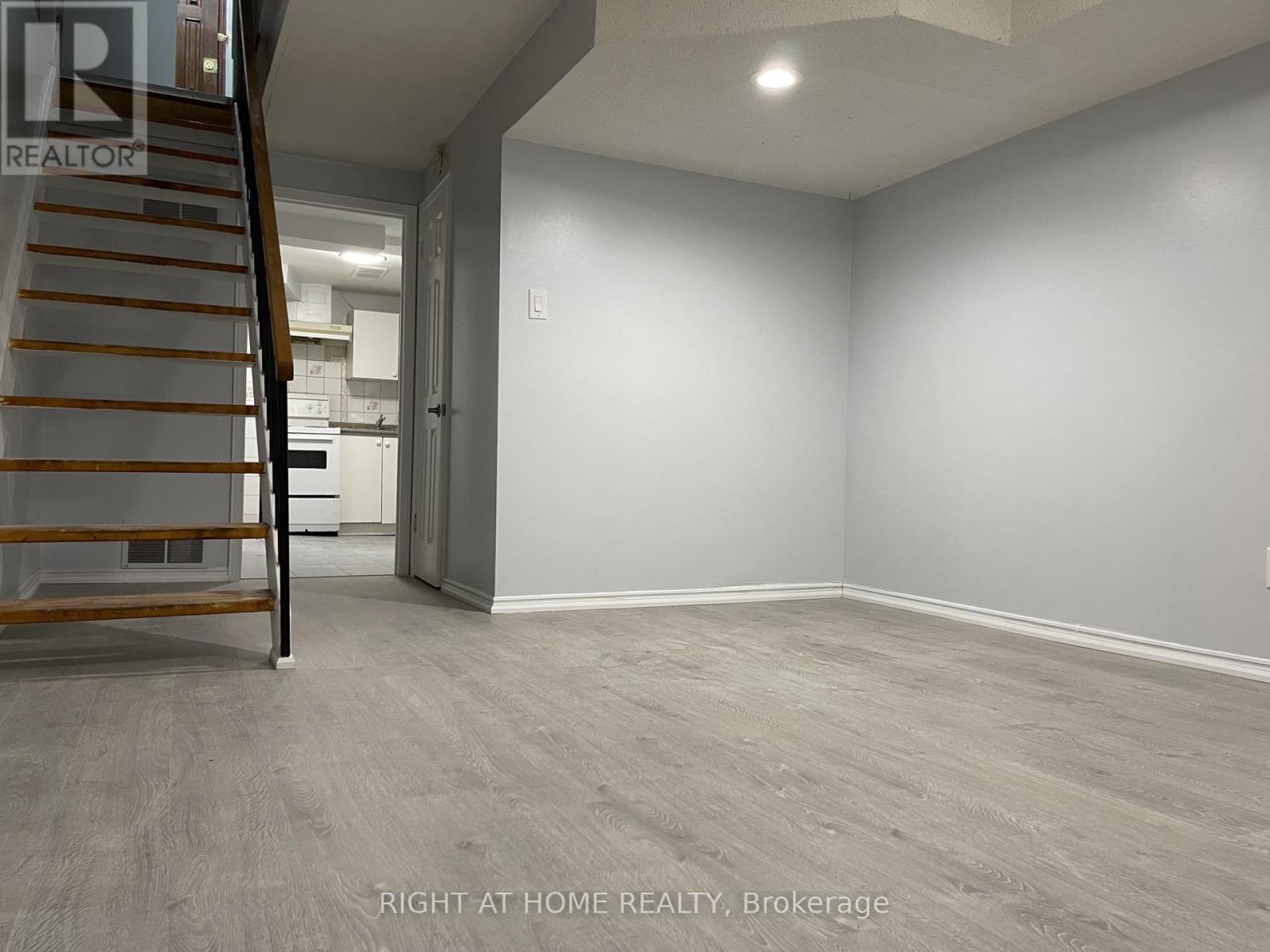 LOWER - 12 QUARRY COURT, Toronto, Ontario
