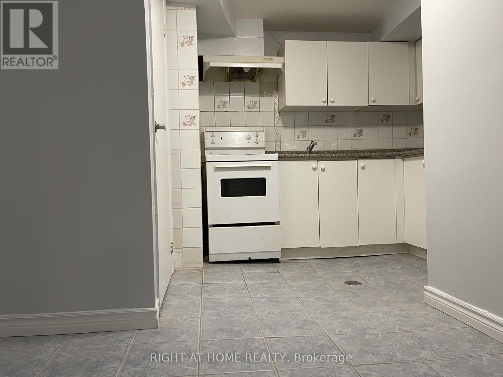 Lower - 12 Quarry Court, Toronto, Ontario M4J 5A7 - Photo 2 - E13776316