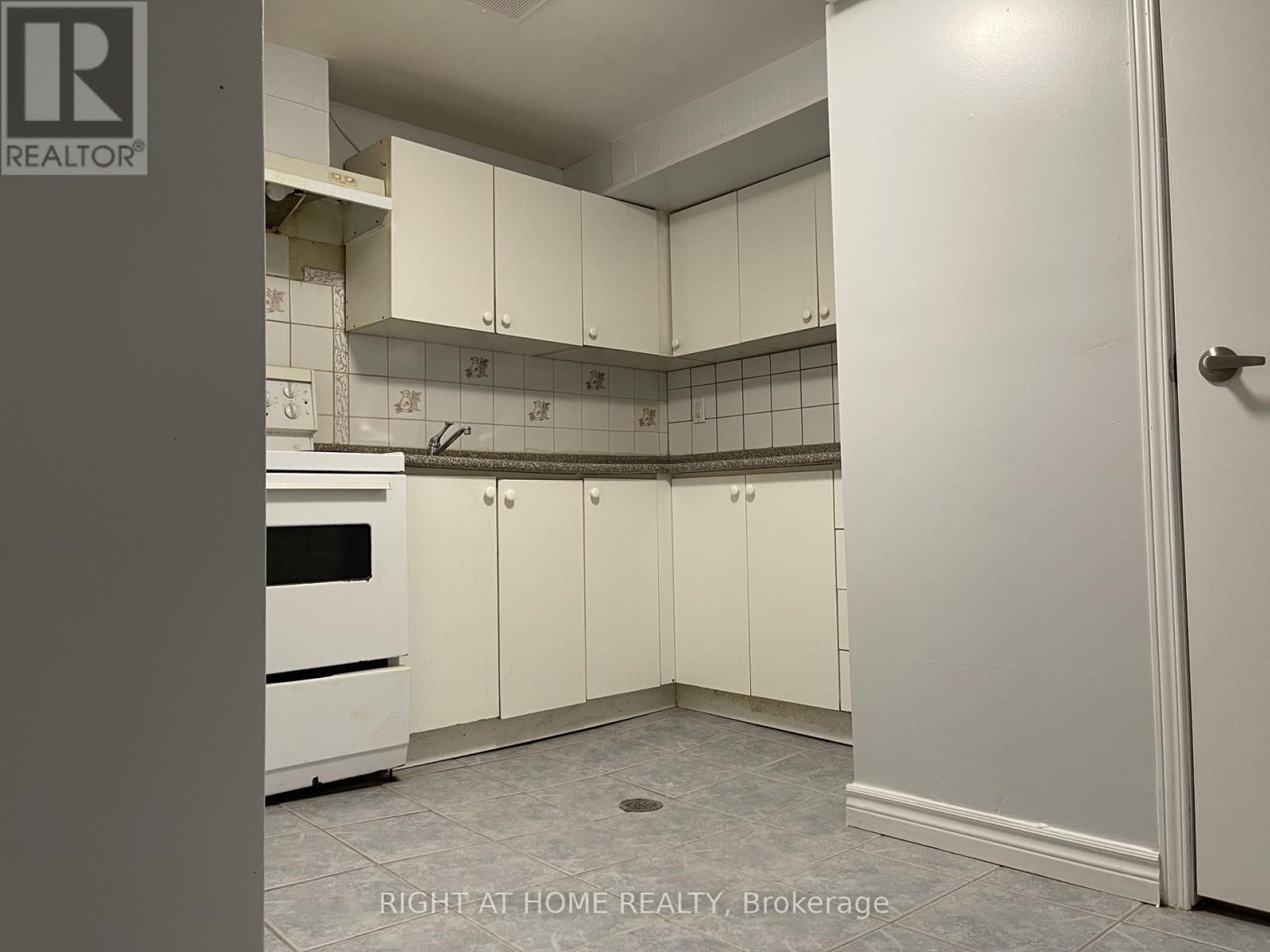 Lower - 12 Quarry Court, Toronto, Ontario M4J 5A7 - Photo 3 - E13776316