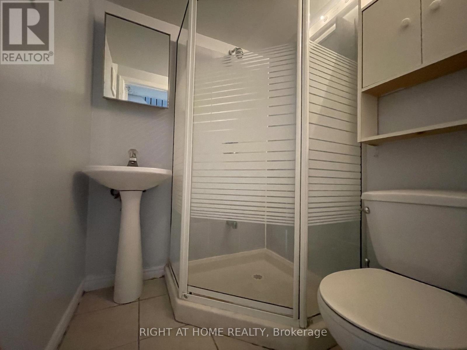 Lower - 12 Quarry Court, Toronto, Ontario M4J 5A7 - Photo 4 - E13776316