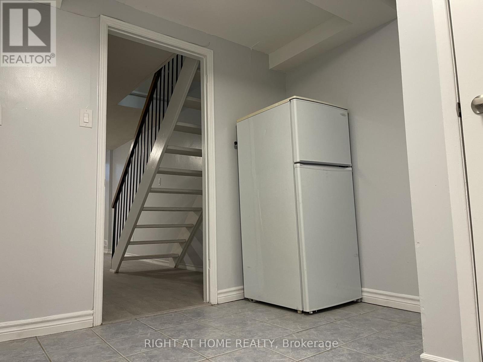 Lower - 12 Quarry Court, Toronto, Ontario M4J 5A7 - Photo 5 - E13776316