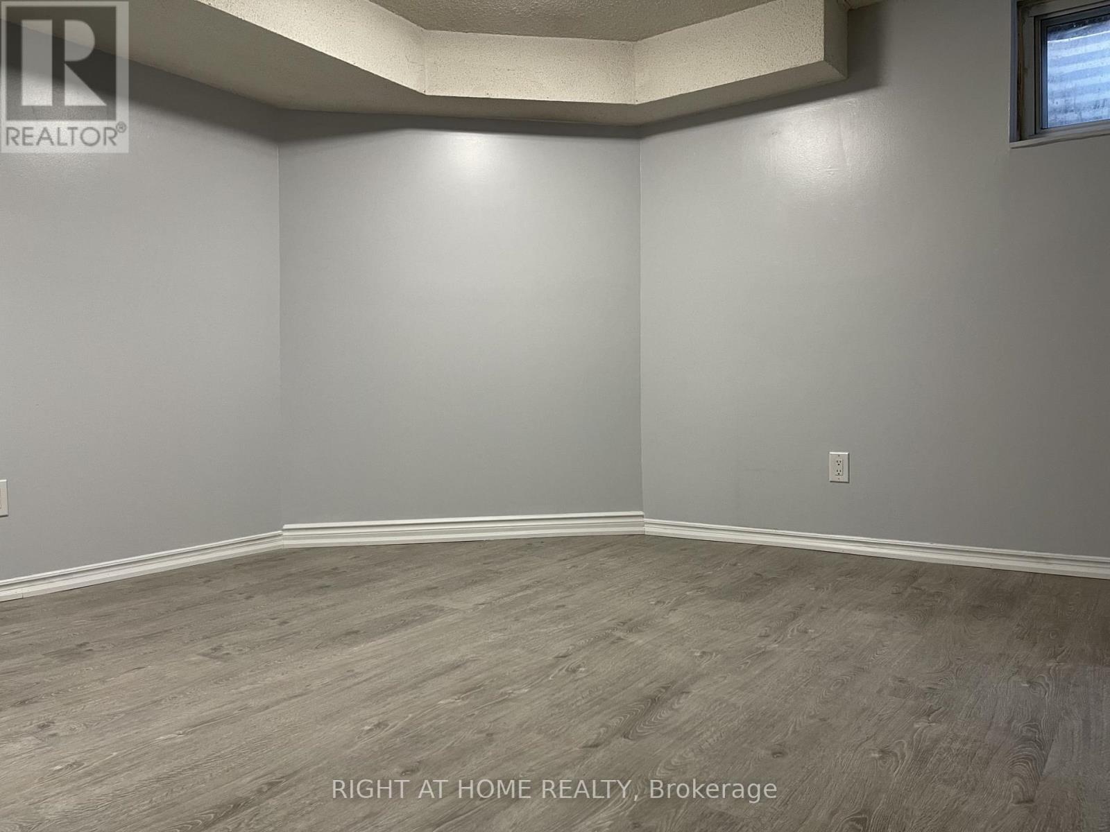Lower - 12 Quarry Court, Toronto, Ontario M4J 5A7 - Photo 6 - E13776316