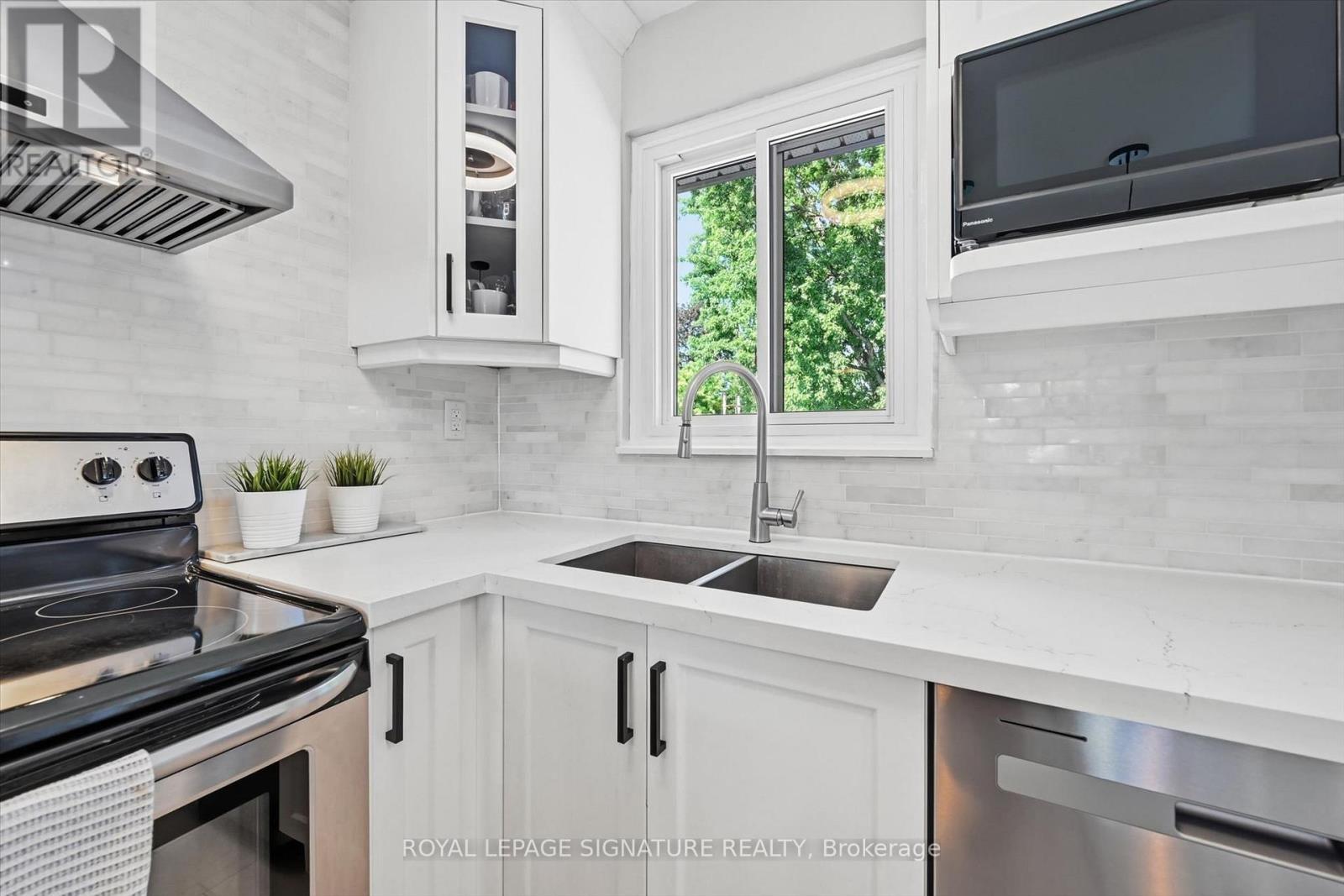 1333 Woodvale Place, Burlington, Ontario  L7M 1R2 - Photo 7 - W13776436