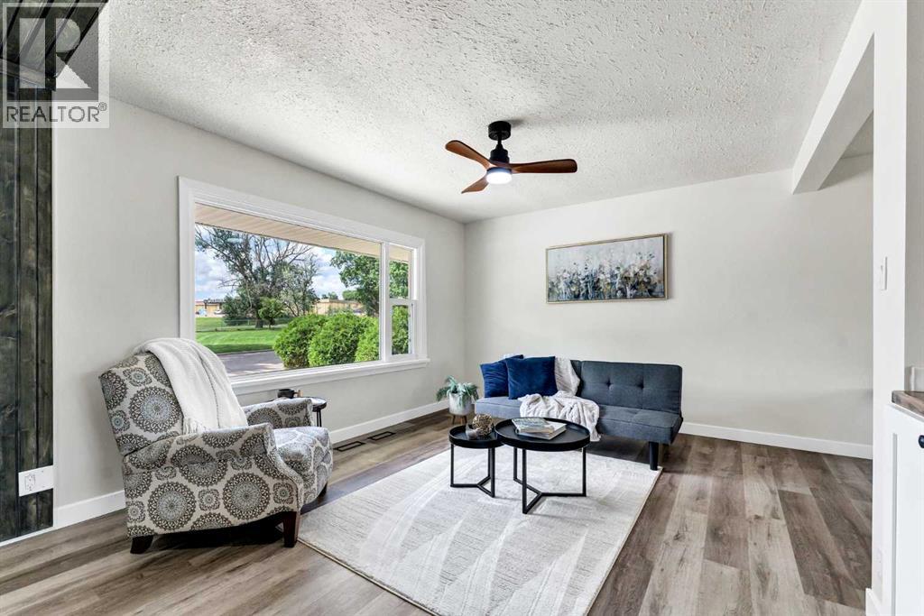 1005 Bullivant Crescent SW photo 4