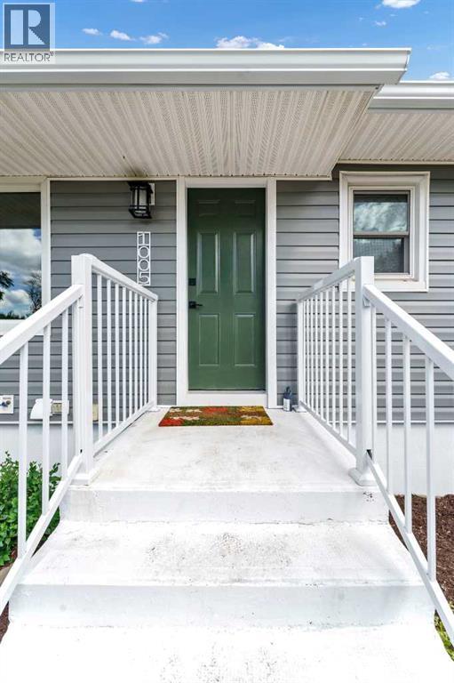 1005 Bullivant Crescent SW photo 1