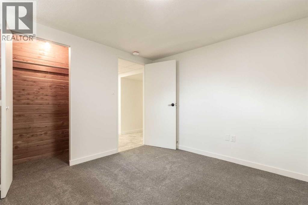 1005 Bullivant Crescent SW photo 27