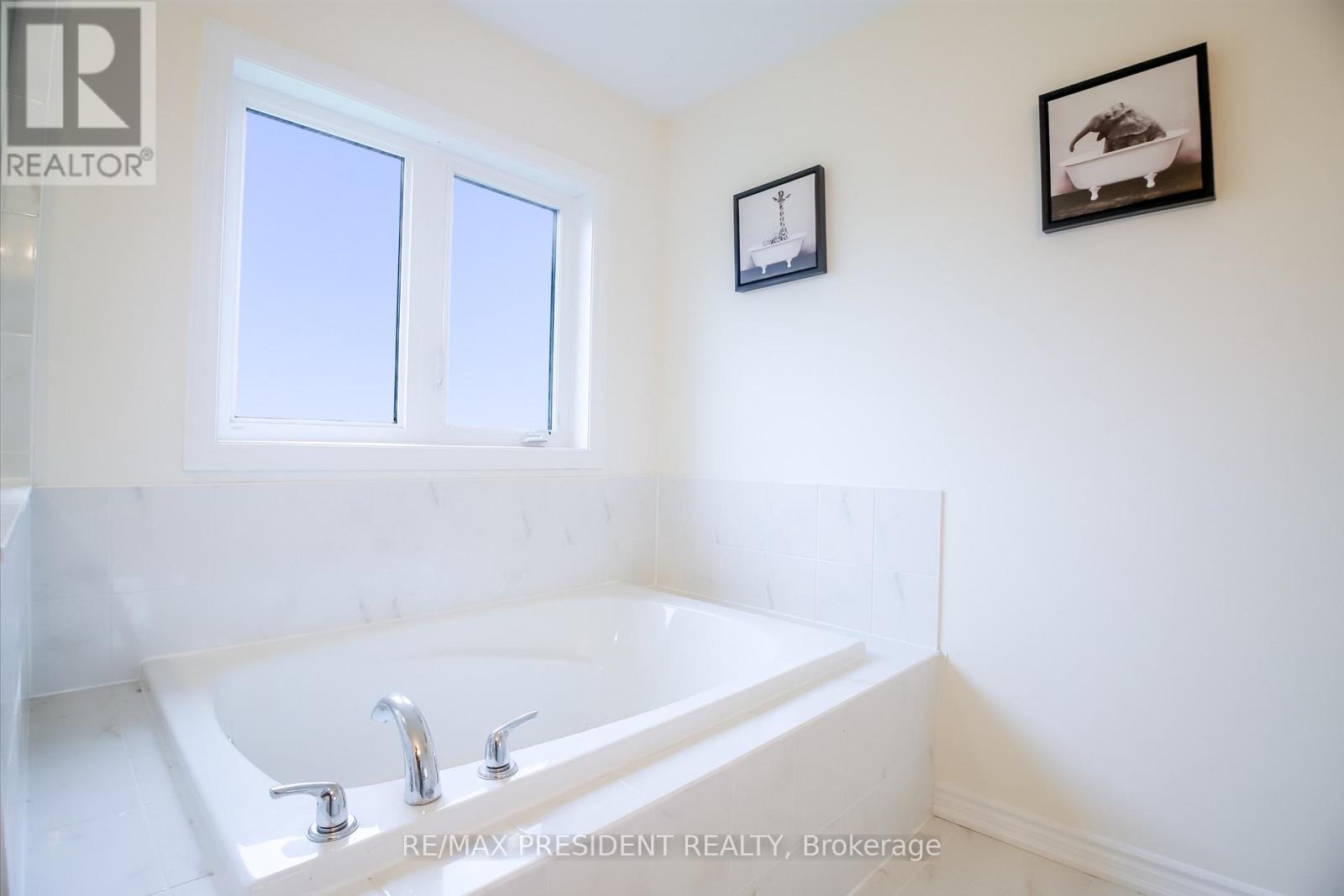 4 Cypress Point Street, Barrie (Ardagh), Ontario  L4N 6J9 - Photo 35 - S13776578