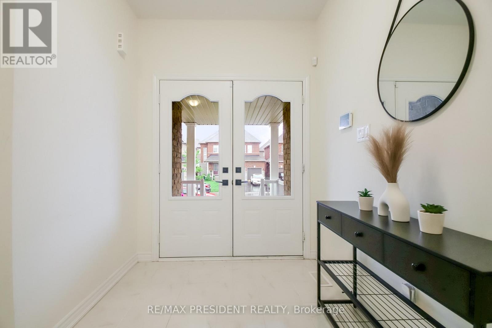 4 Cypress Point Street, Barrie (Ardagh), Ontario  L4N 6J9 - Photo 4 - S13776578