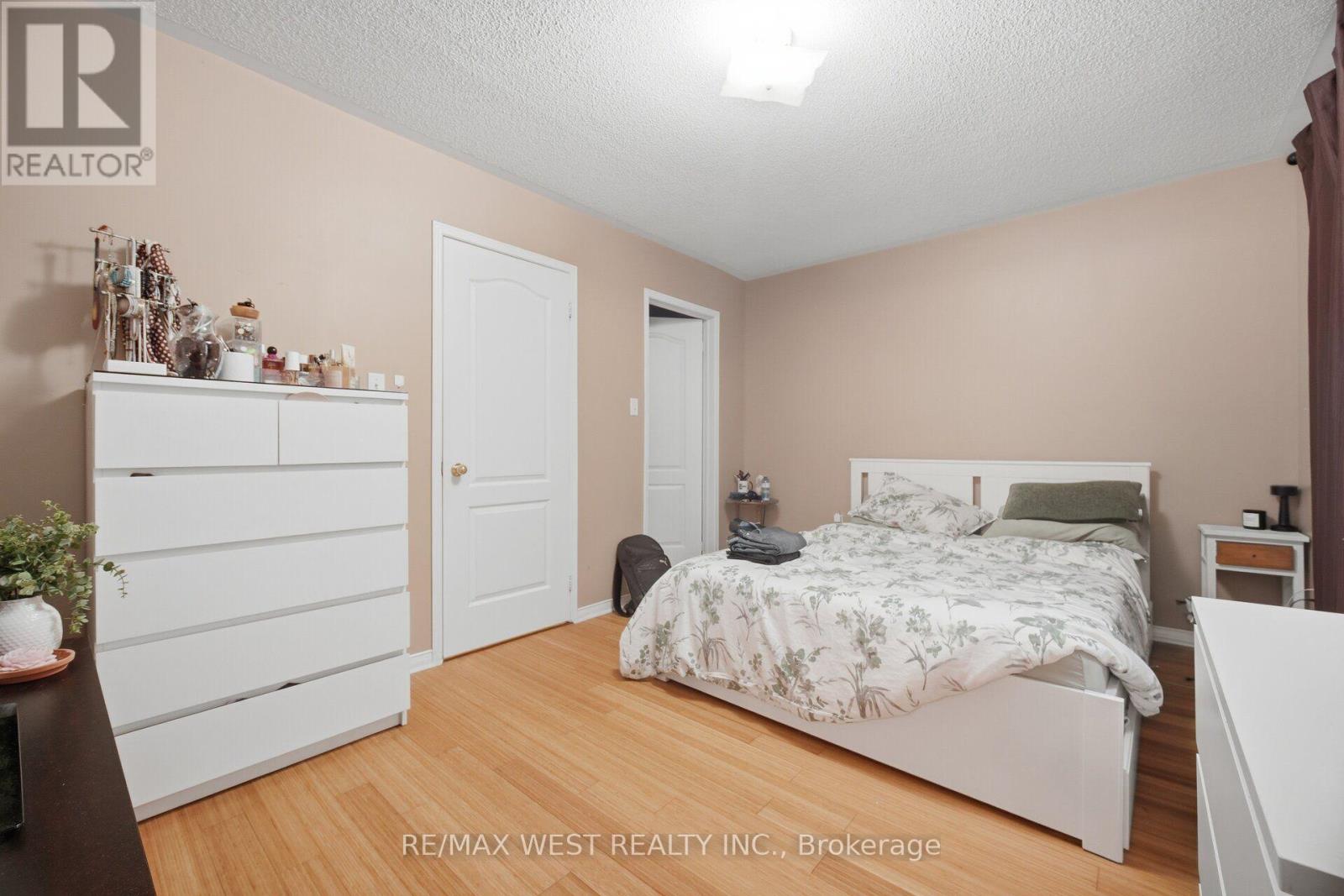 Upper - 6409 Torre Drive, Mississauga, Ontario  L5V 2S5 - Photo 10 - W13776550
