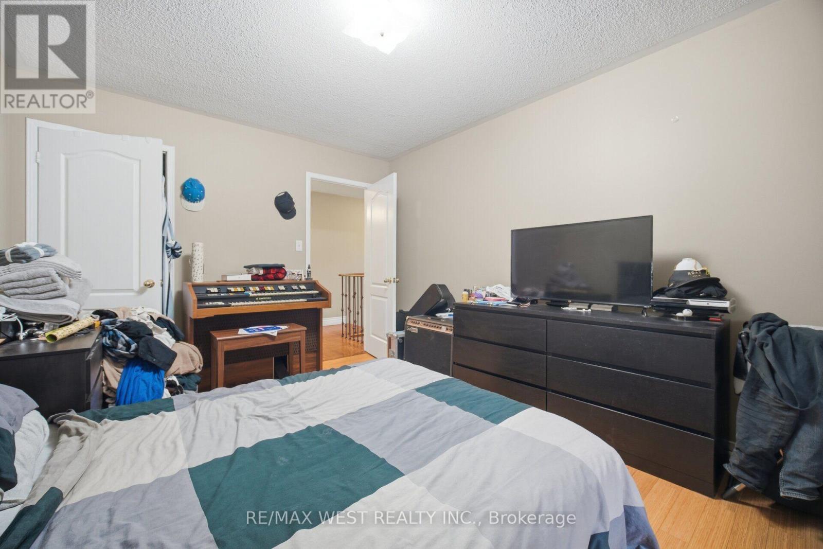 Upper - 6409 Torre Drive, Mississauga, Ontario  L5V 2S5 - Photo 11 - W13776550