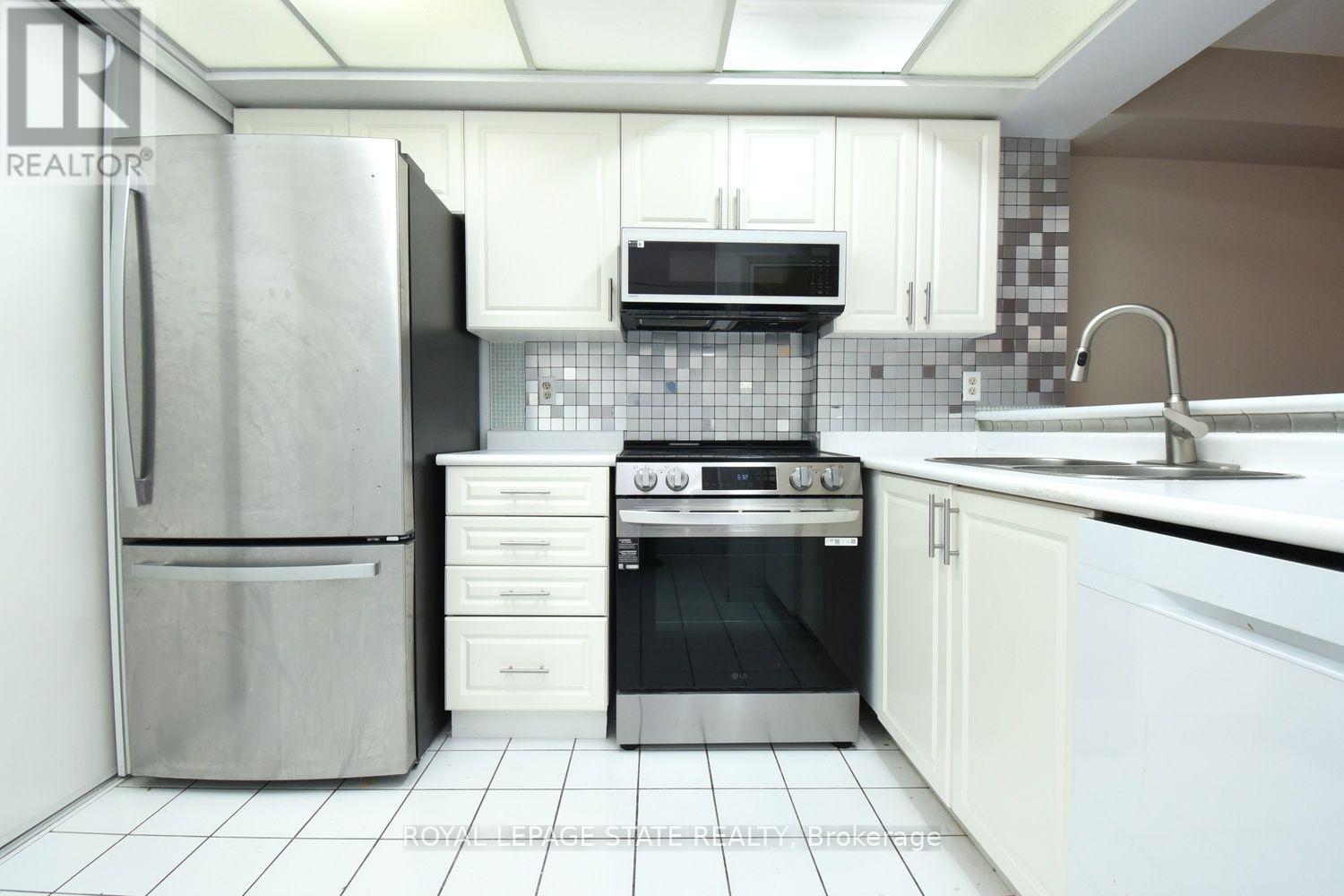 215 - 175 Cedar Avenue, Richmond Hill, Ontario  L4C 9V3 - Photo 3 - N13776496