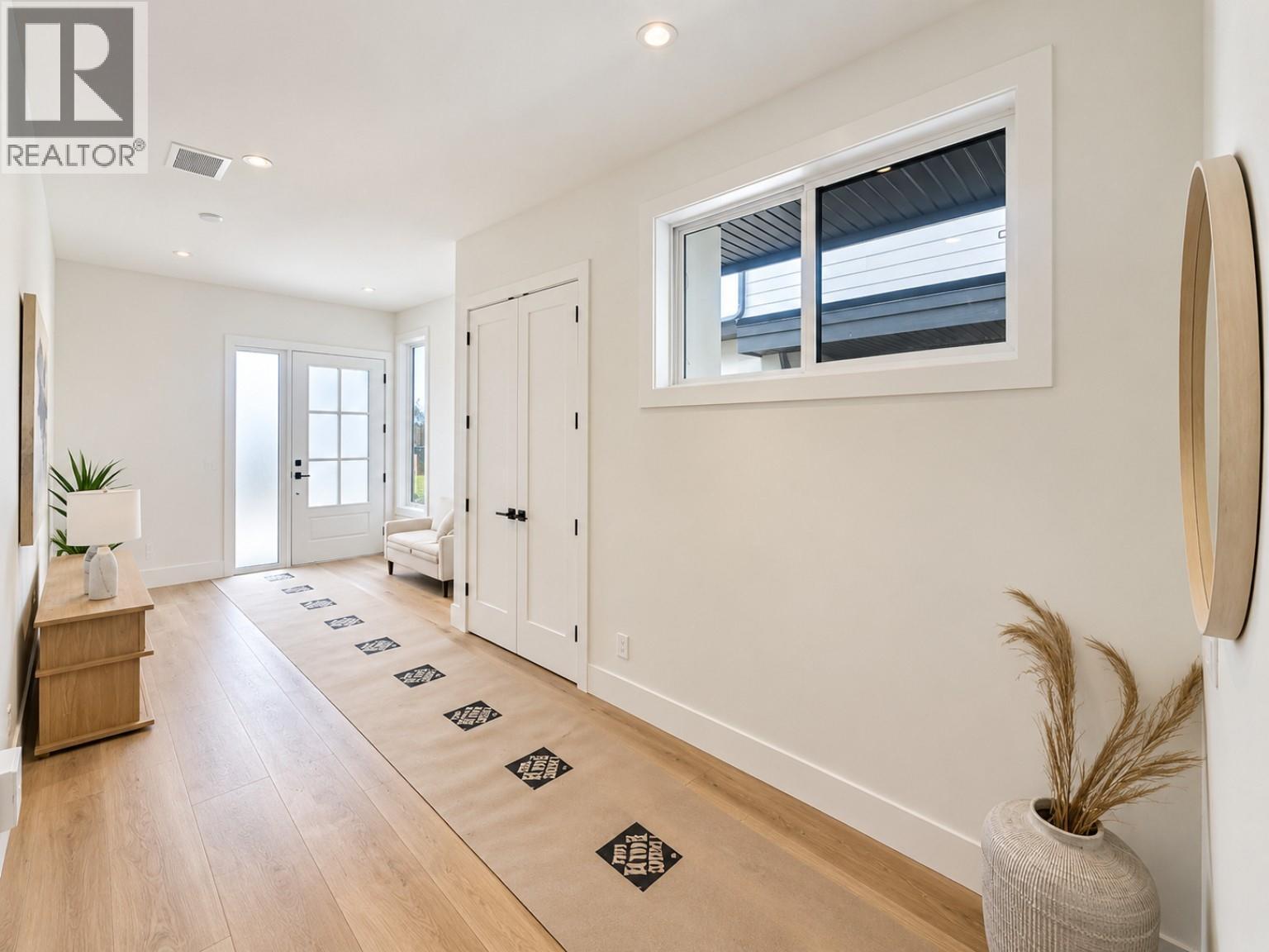 996 Bull Crescent Kelowna Photo 3