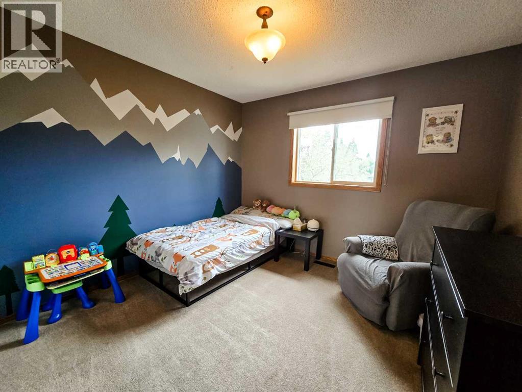 5215 16 AVE photo 19