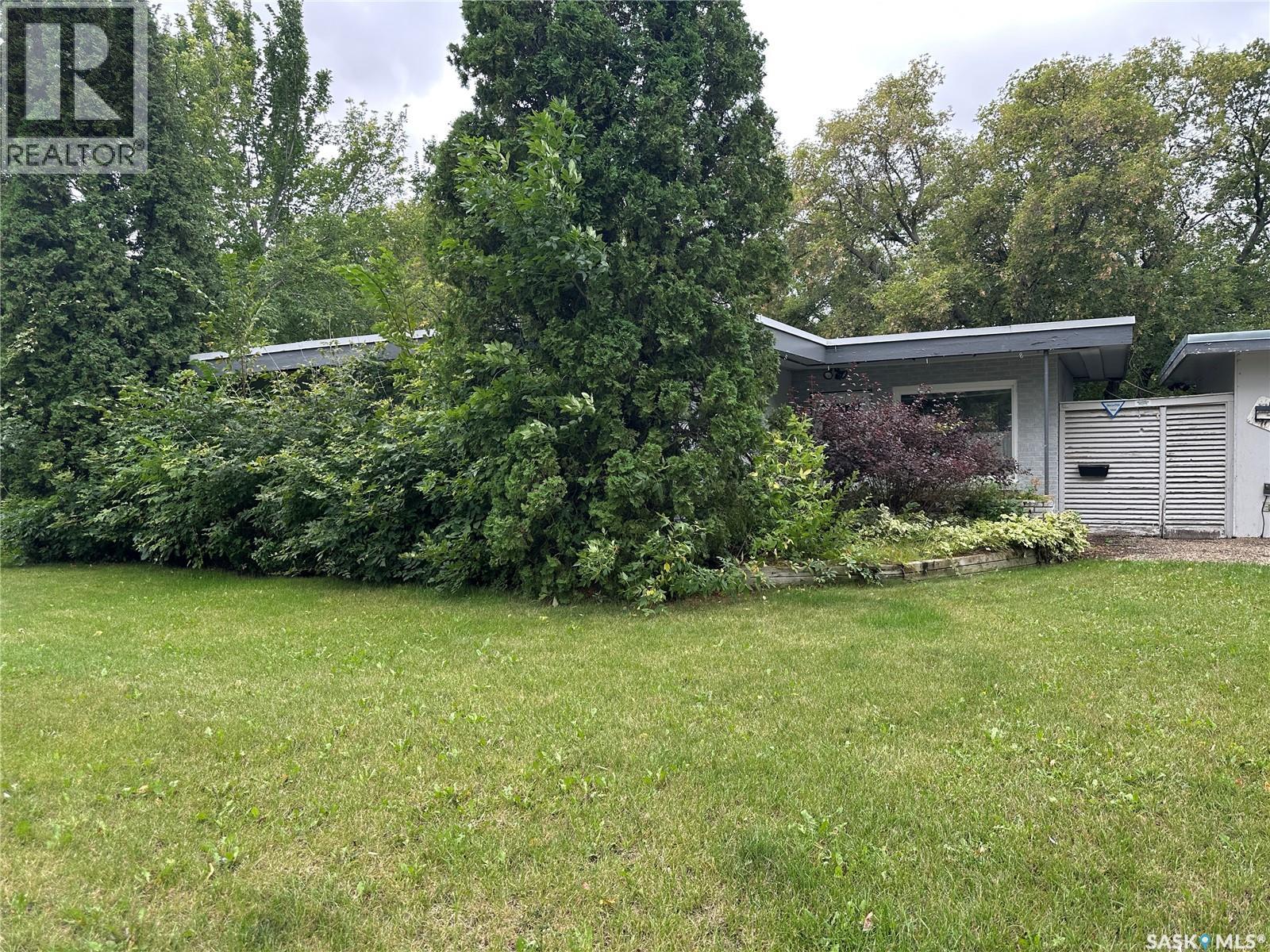 515 9th Street Ne, Weyburn, Saskatchewan  S4H 1G2 - Photo 1 - SK048320