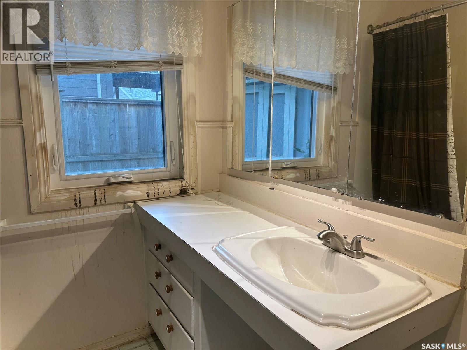 515 9th Street Ne, Weyburn, Saskatchewan  S4H 1G2 - Photo 10 - SK048320