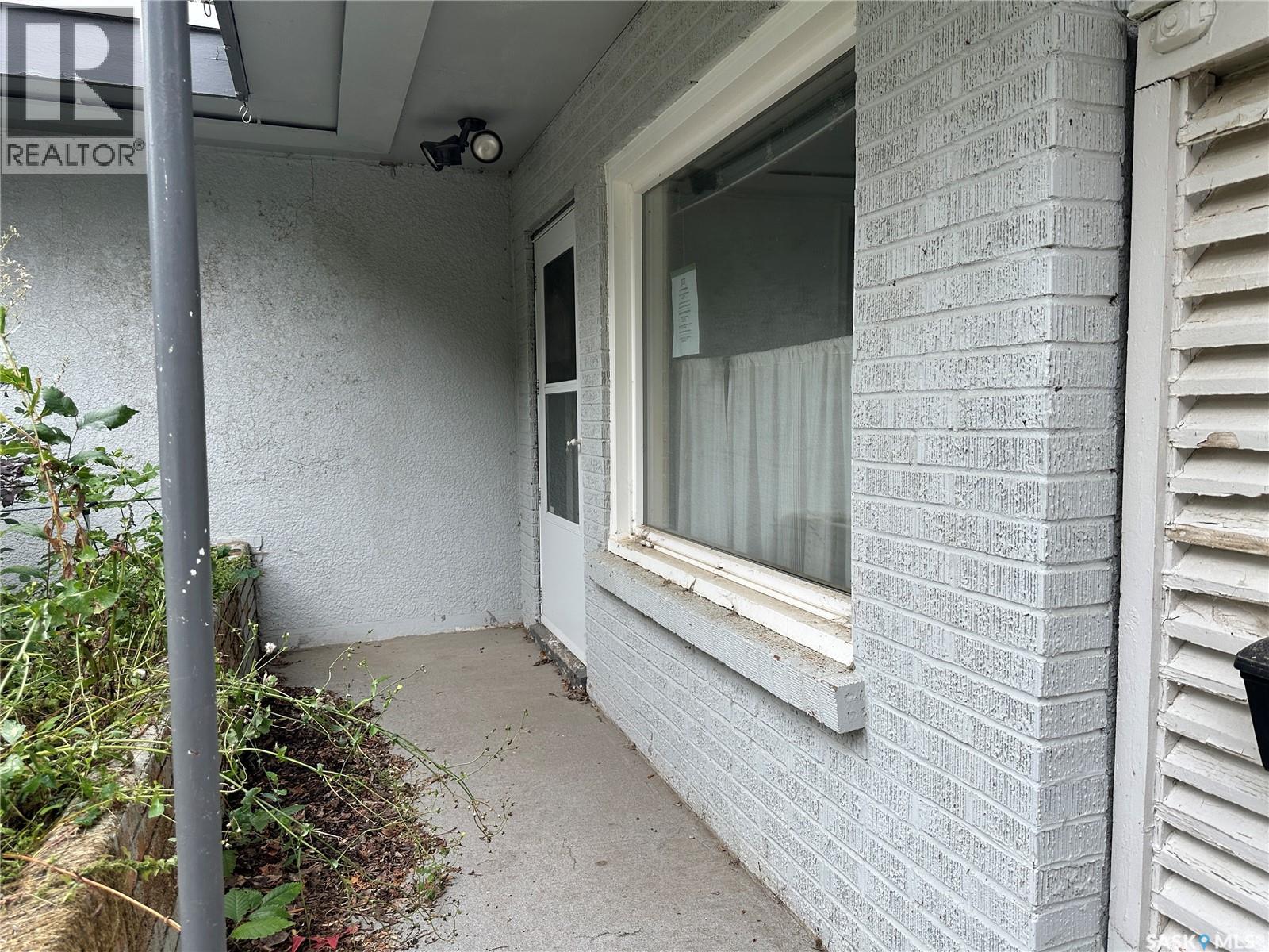 515 9th Street Ne, Weyburn, Saskatchewan  S4H 1G2 - Photo 2 - SK048320