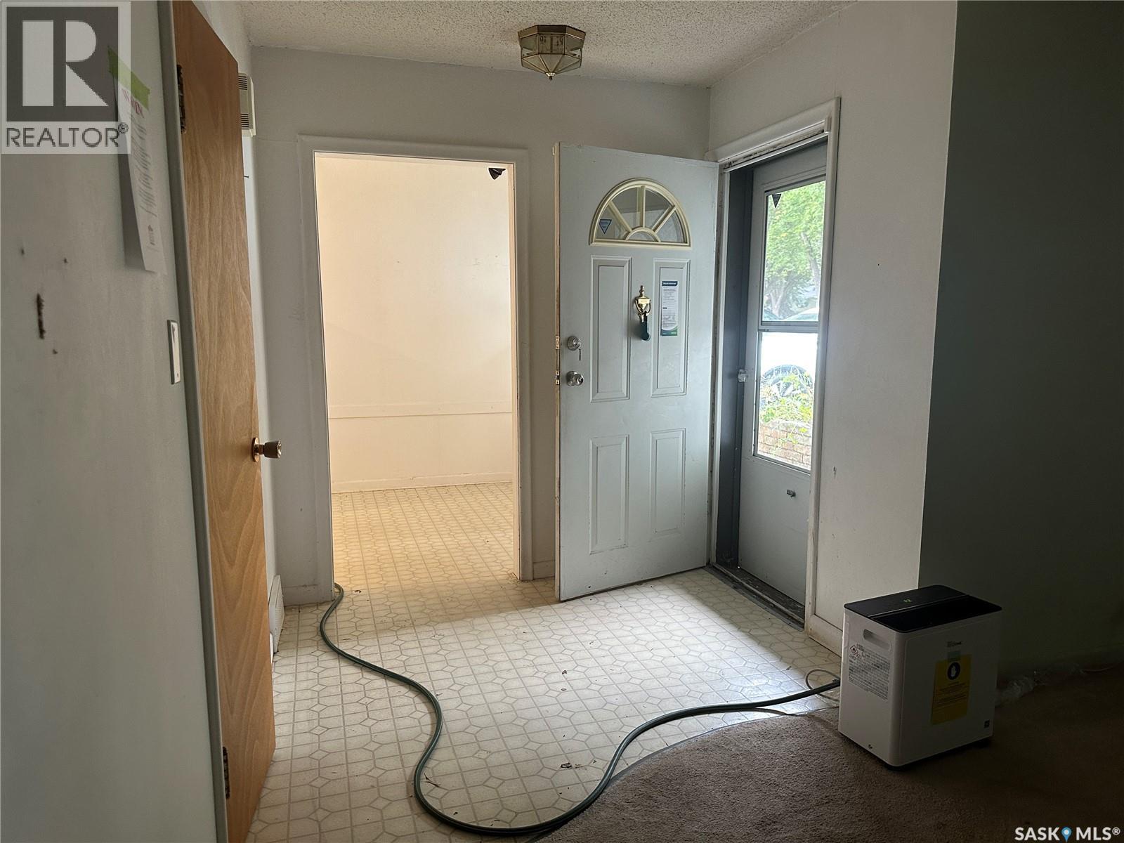 515 9th Street Ne, Weyburn, Saskatchewan  S4H 1G2 - Photo 3 - SK048320