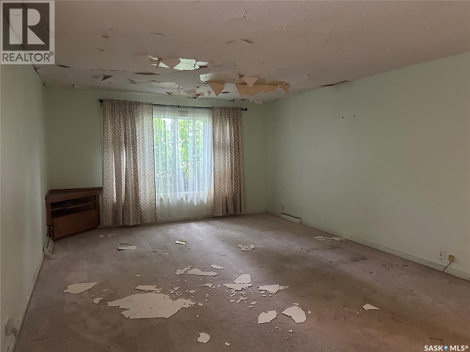 515 9th Street Ne, Weyburn, Saskatchewan  S4H 1G2 - Photo 4 - SK048320
