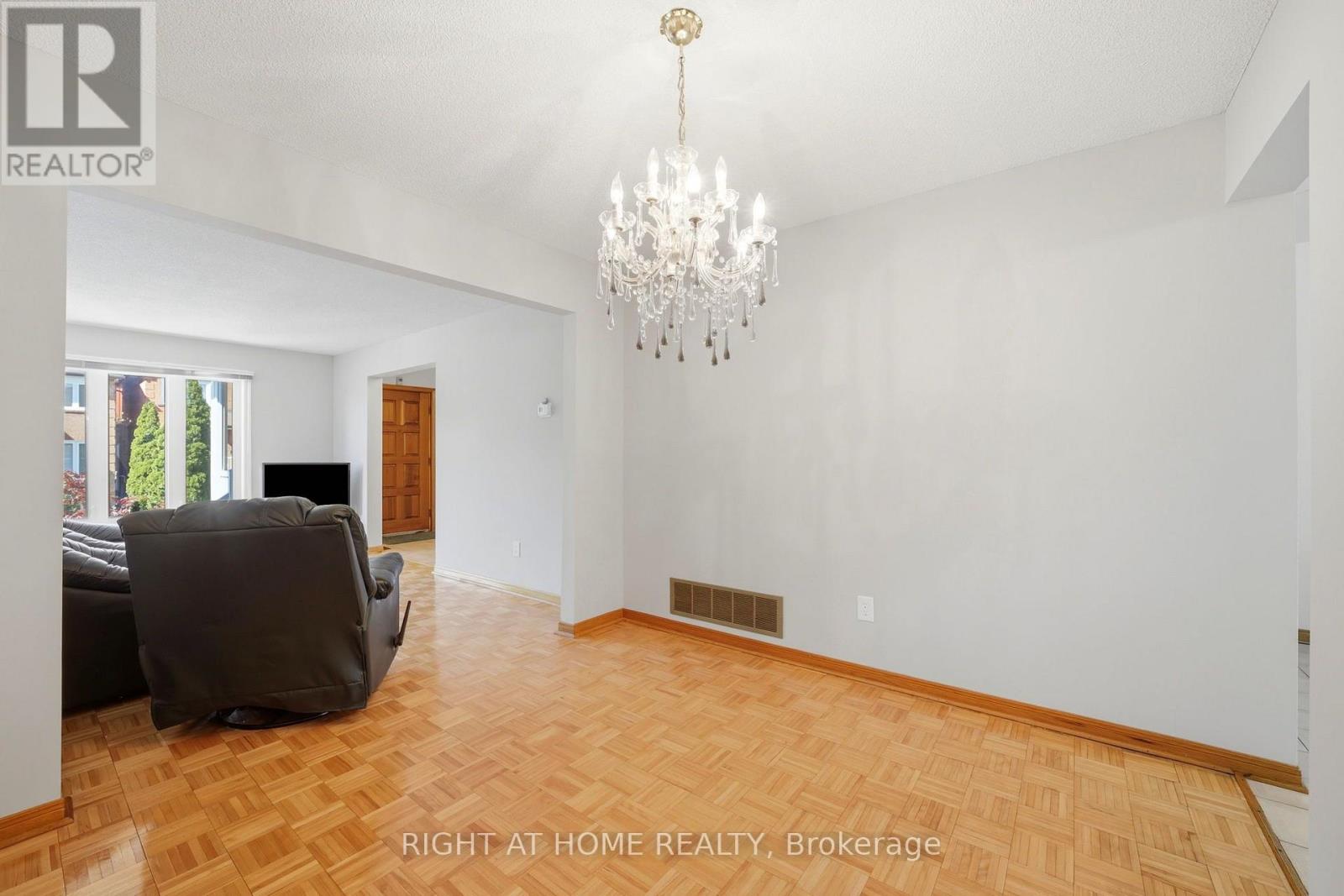 98 Beaver Terrace, Toronto, Ontario  M6H 4G8 - Photo 10 - W13776648