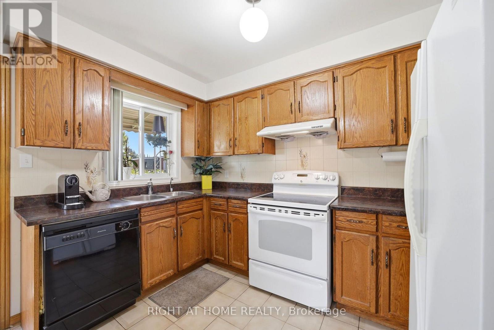 98 Beaver Terrace, Toronto, Ontario  M6H 4G8 - Photo 16 - W13776648