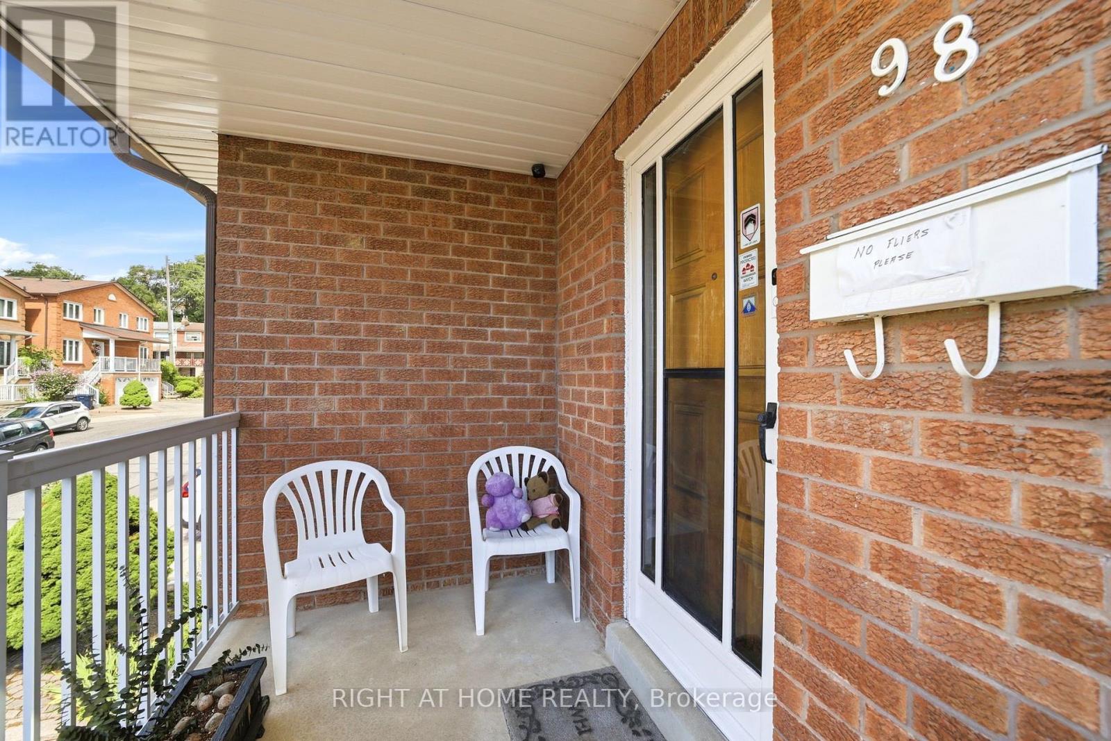 98 Beaver Terrace, Toronto, Ontario  M6H 4G8 - Photo 5 - W13776648