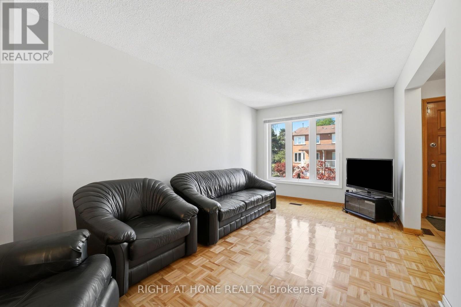 98 Beaver Terrace, Toronto, Ontario  M6H 4G8 - Photo 8 - W13776648