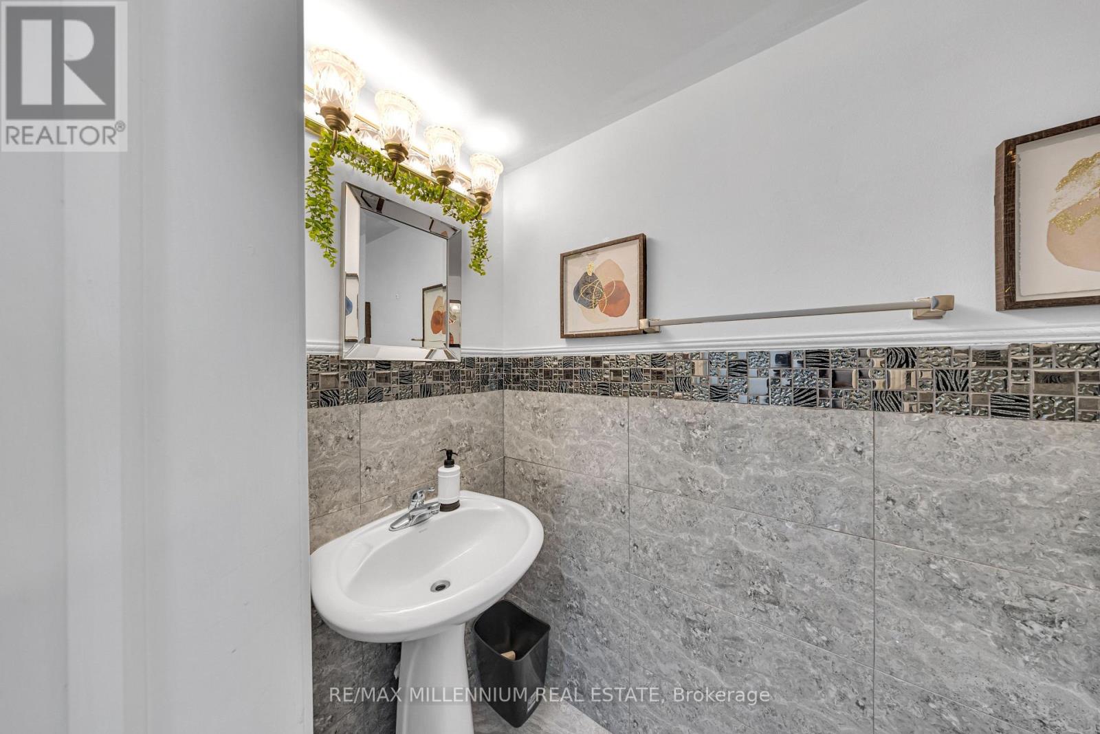 39 Decker Hollow Circle, Brampton, Ontario  L6X 0K9 - Photo 4 - W13776650