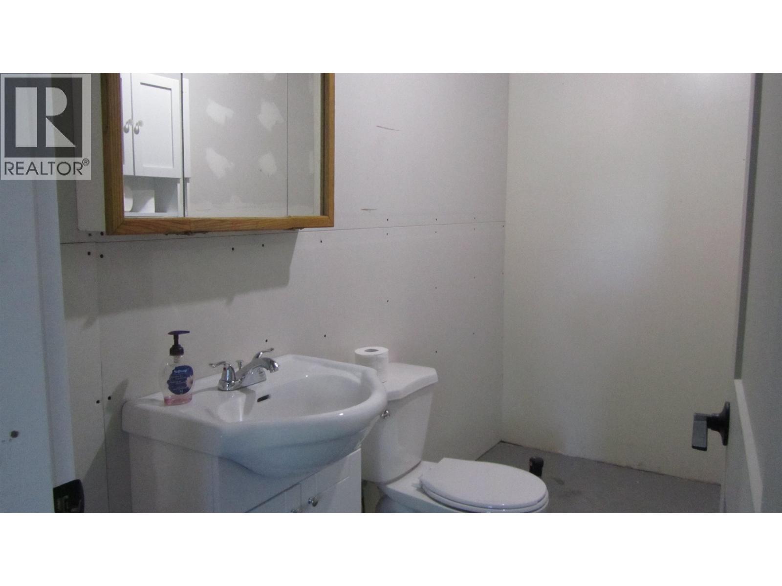 229 Elm Avenue, 100 Mile House, British Columbia  V0K 2E0 - Photo 20 - R3159963