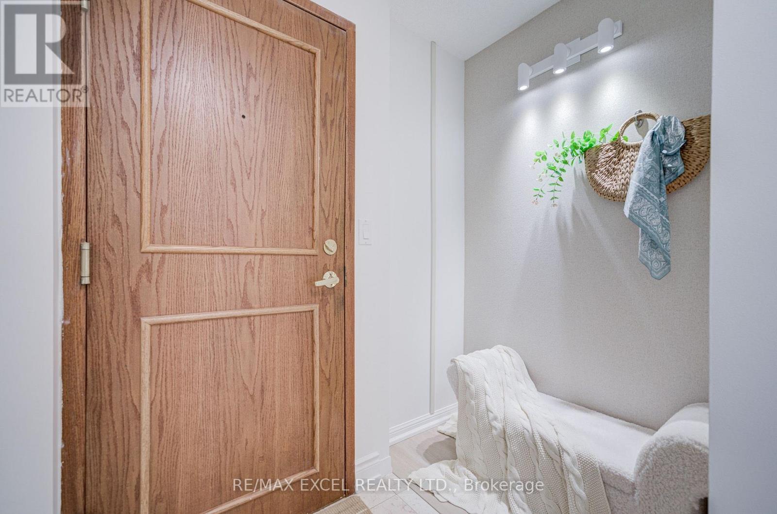 1706 - 8 Lee Centre Drive, Toronto, Ontario  M1H 3H8 - Photo 3 - E13775814