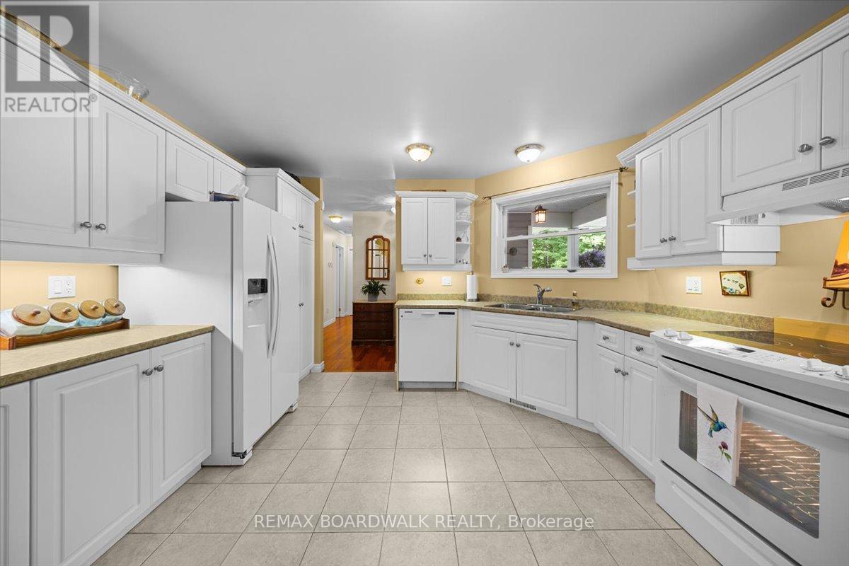 700 Strawberry Lane, Tay Valley, Ontario  K0G 1A0 - Photo 18 - X13776808