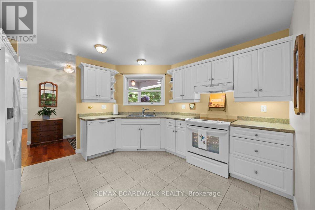 700 Strawberry Lane, Tay Valley, Ontario  K0G 1A0 - Photo 21 - X13776808