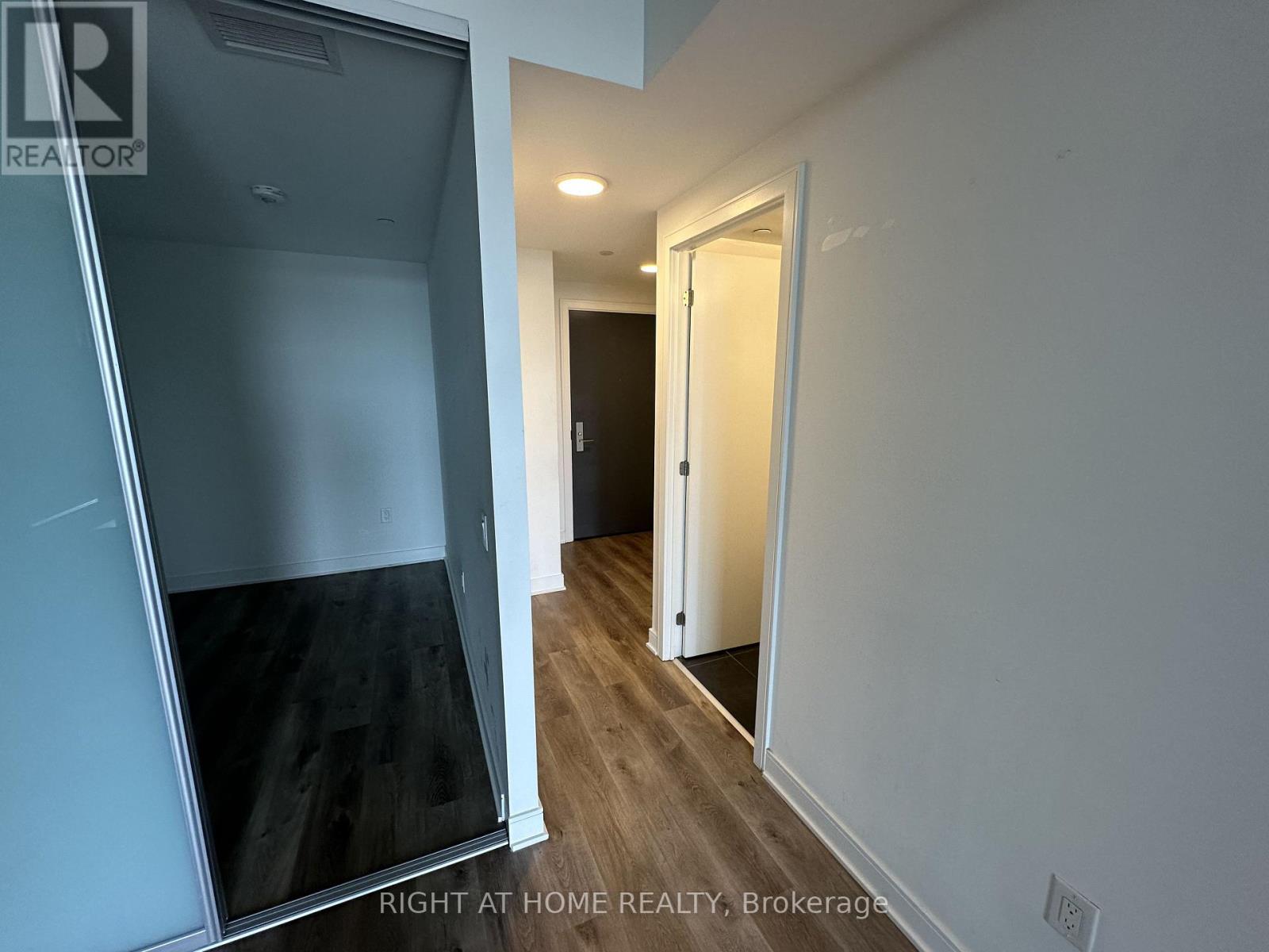 1011 - 86 Dundas Street E, Mississauga, Ontario  L5A 0B1 - Photo 3 - W13776760