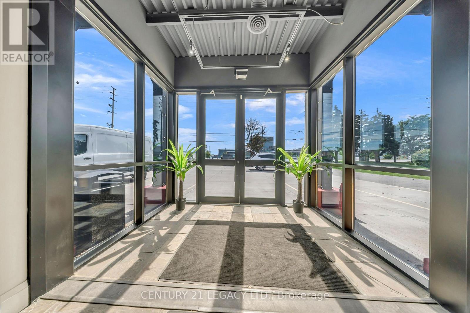 2385 Royal Windsor Drive, Mississauga, Ontario  L5J 1K9 - Photo 6 - W13776814