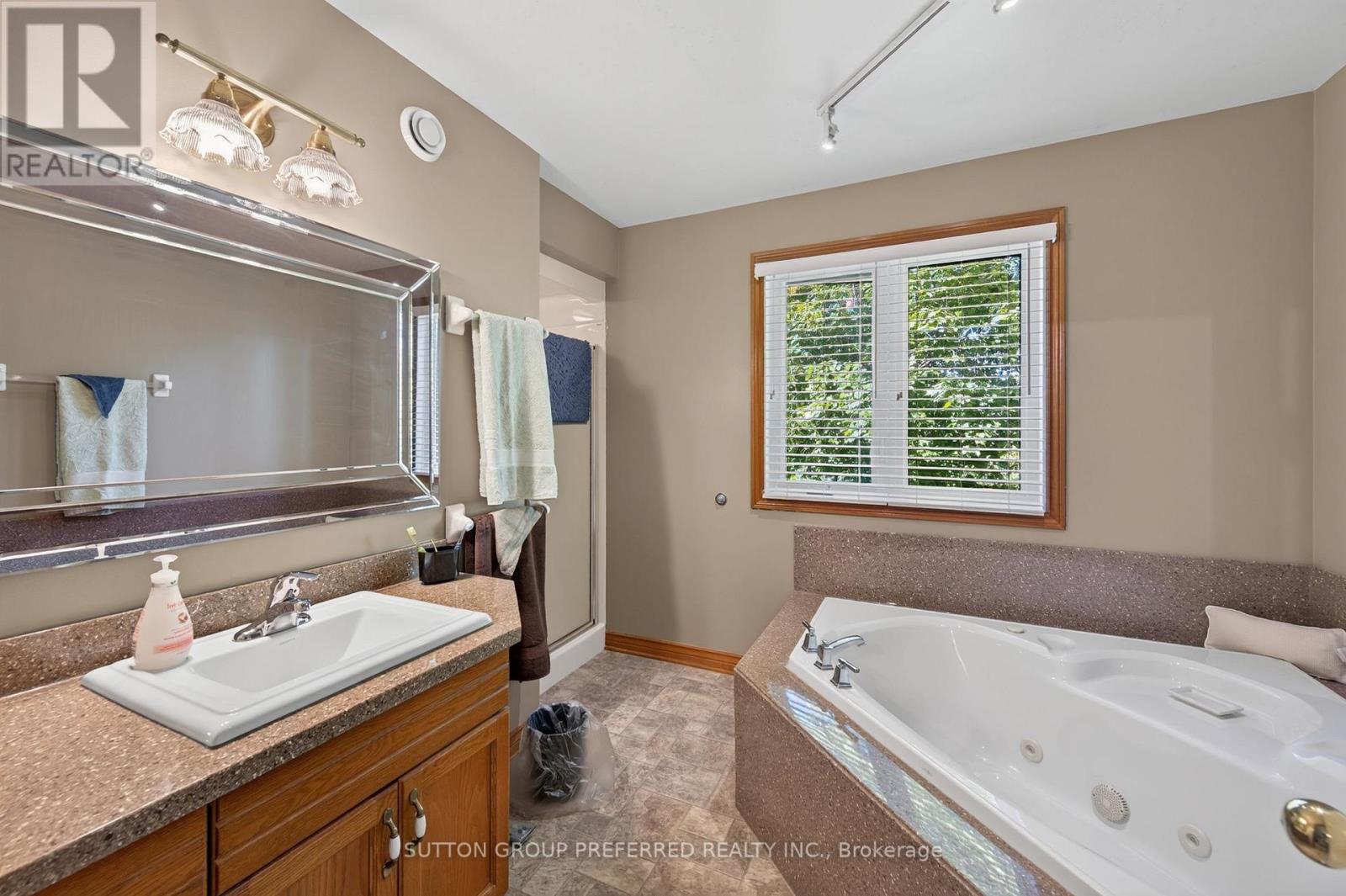 1035 Dearness Drive, London South, Ontario  N6E 1N8 - Photo 29 - X13776938