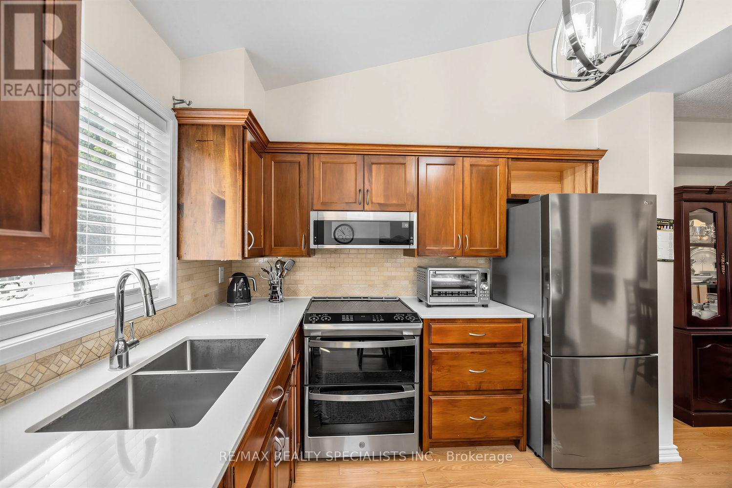 1152 West Shore Drive, Mississauga, Ontario  L5E 3H8 - Photo 12 - W13777004