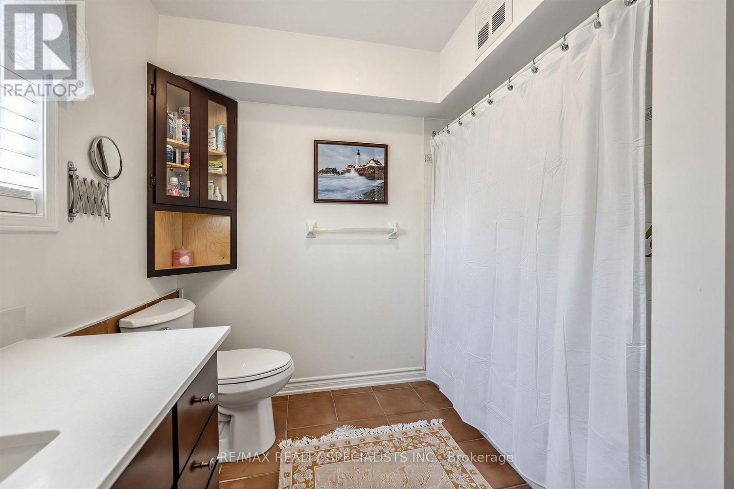 1152 West Shore Drive, Mississauga, Ontario  L5E 3H8 - Photo 23 - W13777004