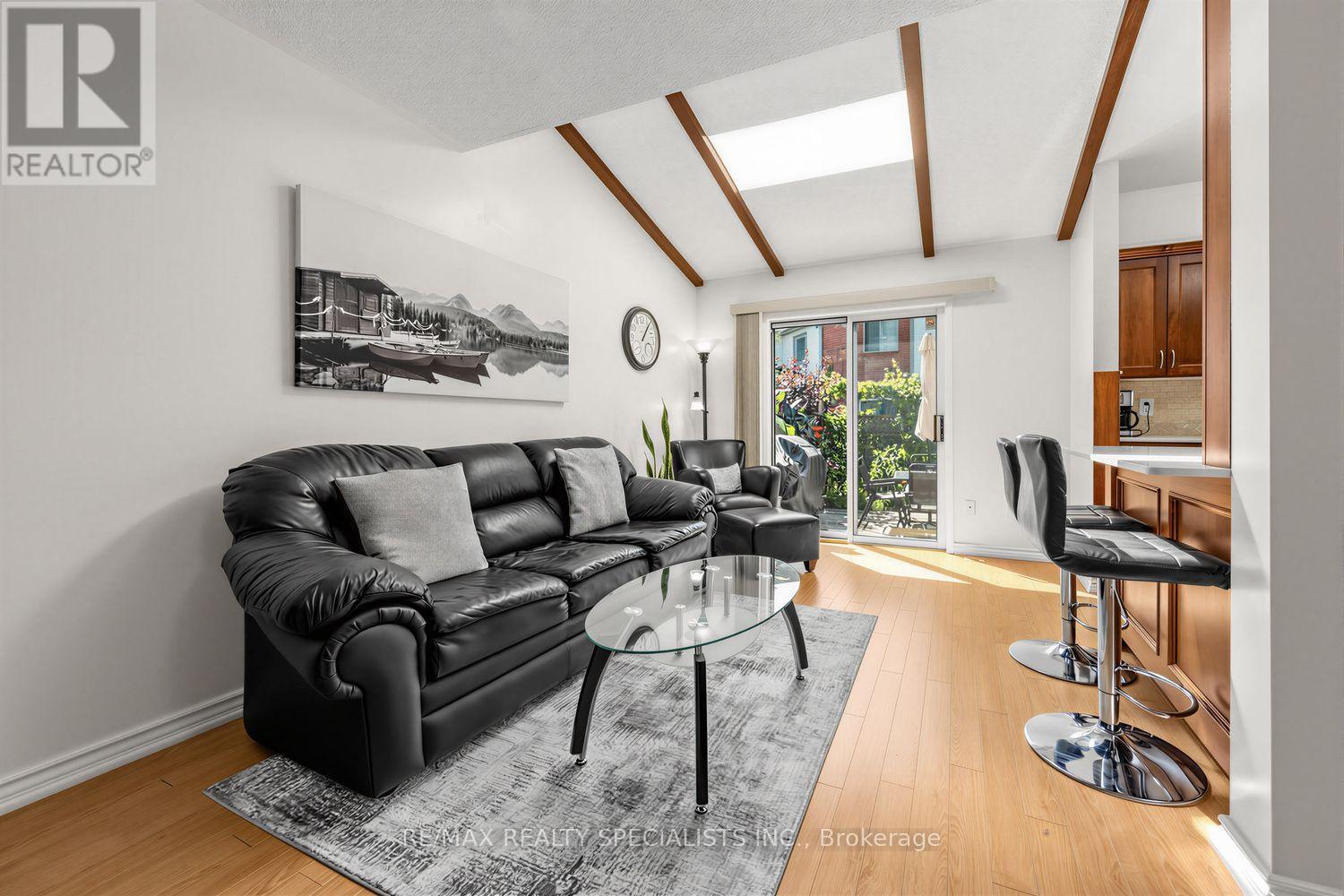 1152 West Shore Drive, Mississauga, Ontario  L5E 3H8 - Photo 3 - W13777004