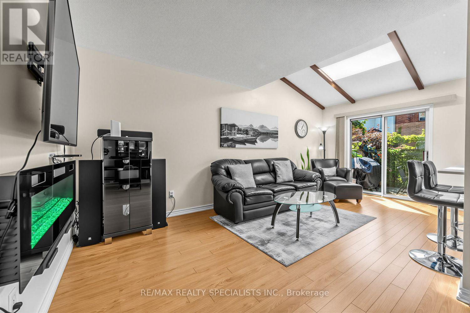 1152 West Shore Drive, Mississauga, Ontario  L5E 3H8 - Photo 4 - W13777004
