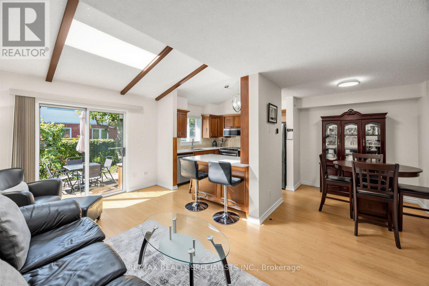 1152 West Shore Drive, Mississauga, Ontario  L5E 3H8 - Photo 5 - W13777004