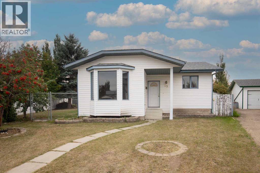 65 Sunrise Close, Blackfalds, Alberta  T0M 0J0 - Photo 2 - A2342423