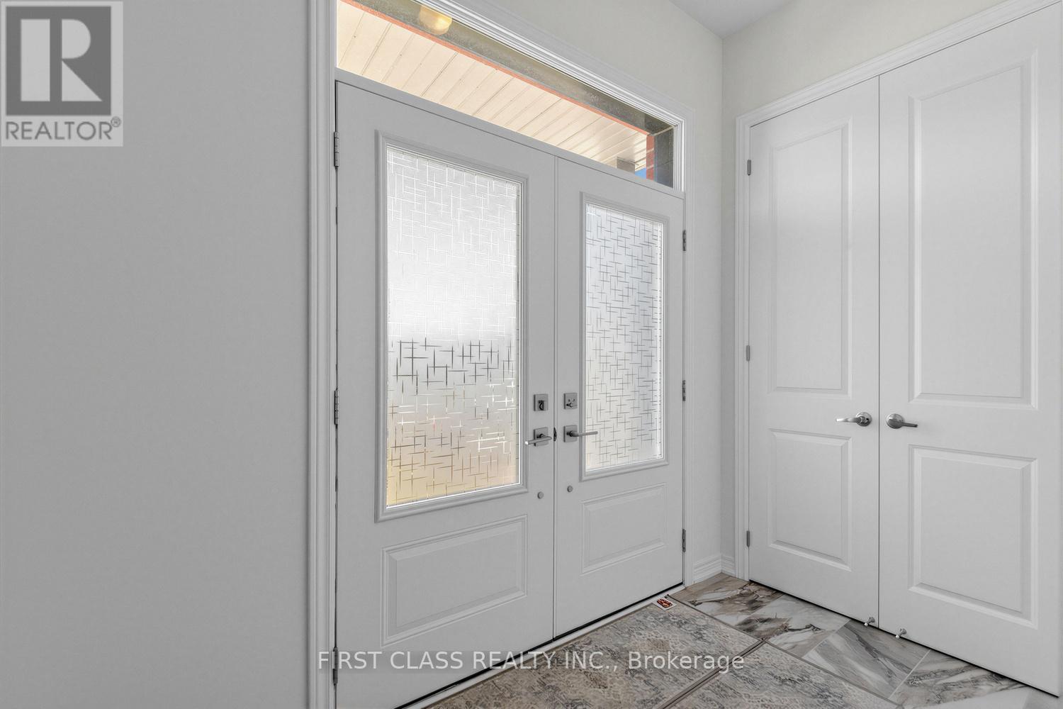 15 Abbey Crescent, Barrie, Ontario  L9J 0W9 - Photo 3 - S13777018