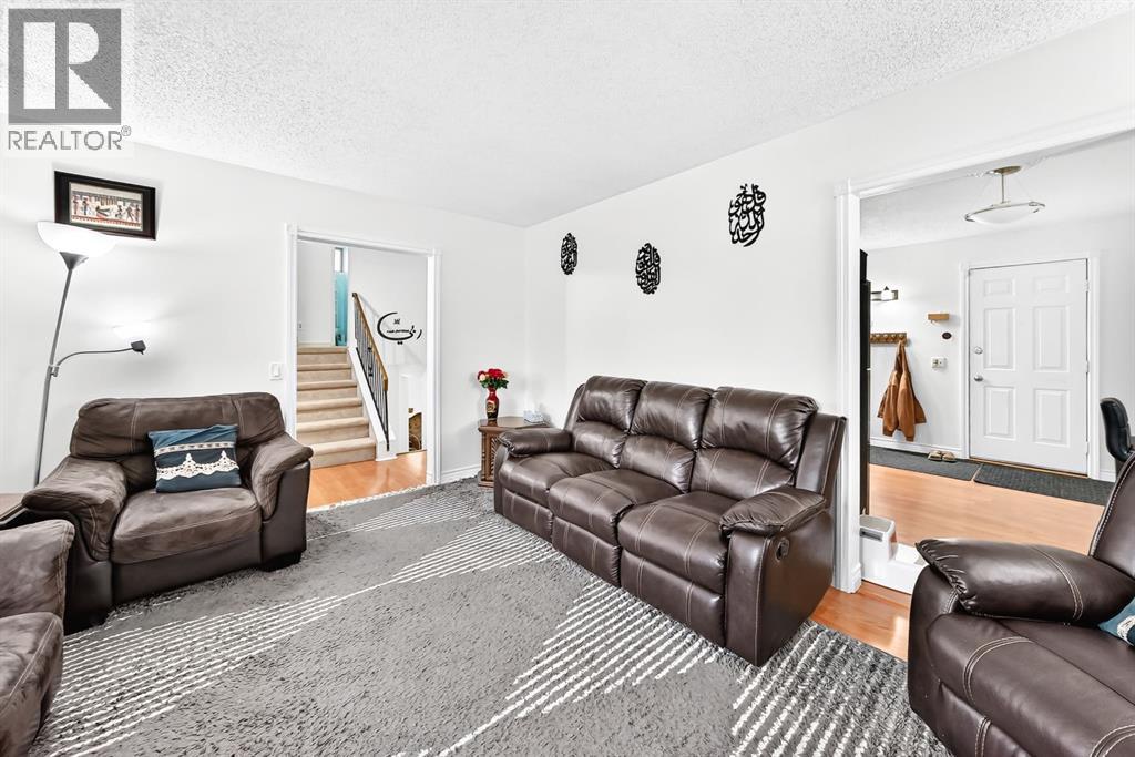 983 Rundlecairn Way NE photo 4