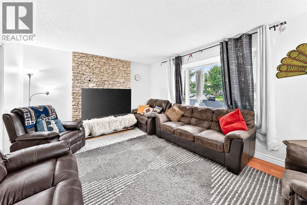 983 Rundlecairn Way NE photo 3
