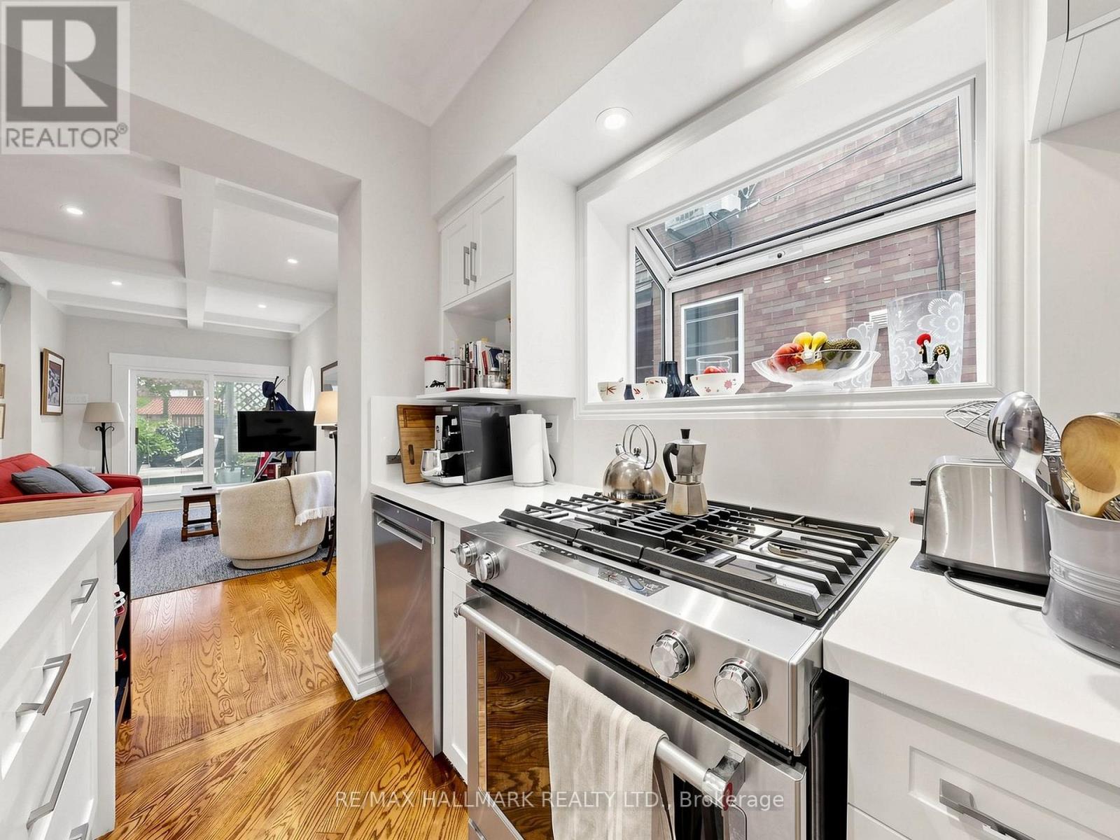 Main/second Floor - 20 Glenfern Avenue, Toronto, Ontario  M4E 1B7 - Photo 17 - E13777056