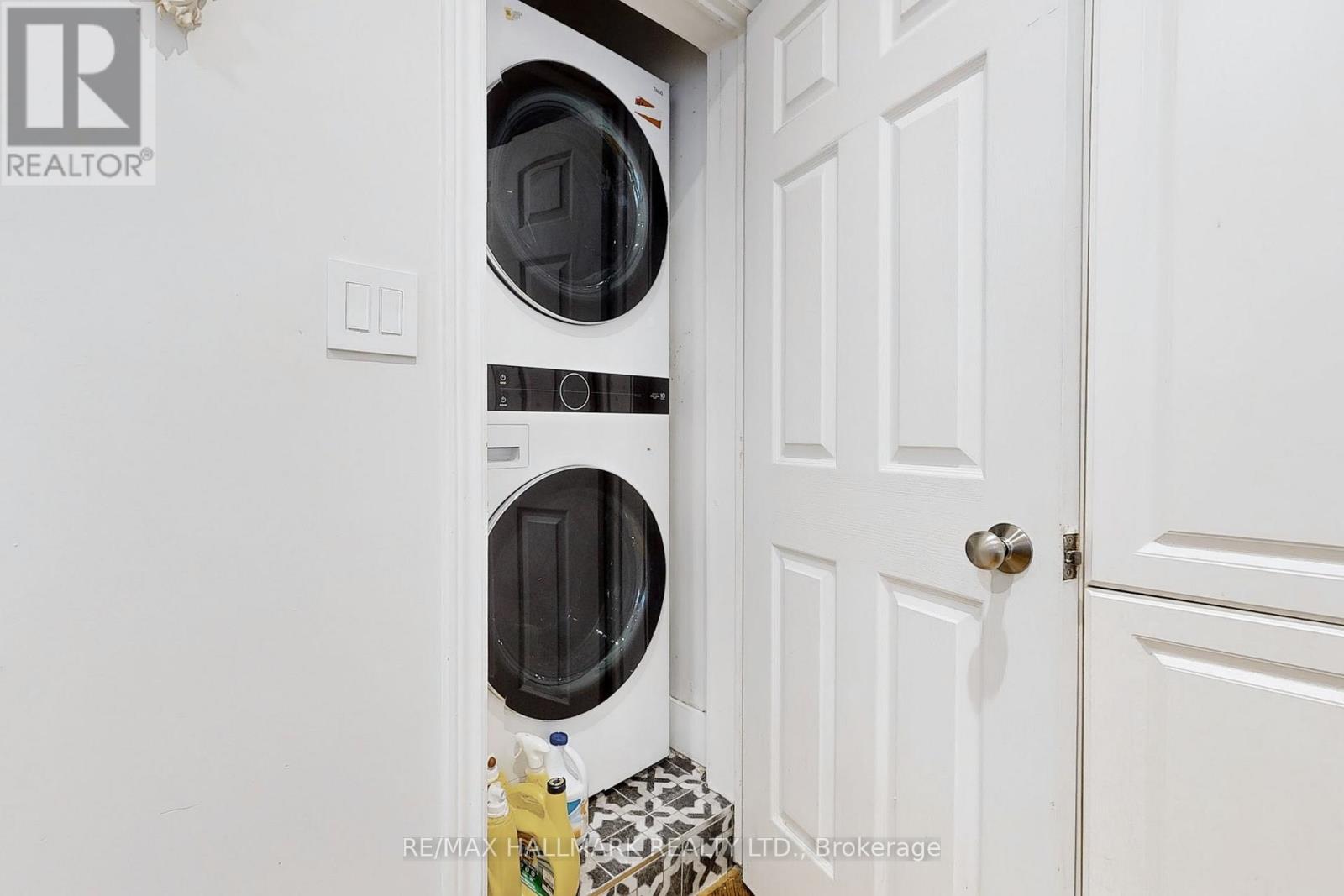 Main/second Floor - 20 Glenfern Avenue, Toronto, Ontario  M4E 1B7 - Photo 26 - E13777056